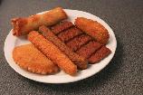Holandský fastfood, zleva sýr kaassufle, kuřecí kipkorn, masový frikandel, ostřejší mexicano, masový kroket a jehněčí shoarmarol